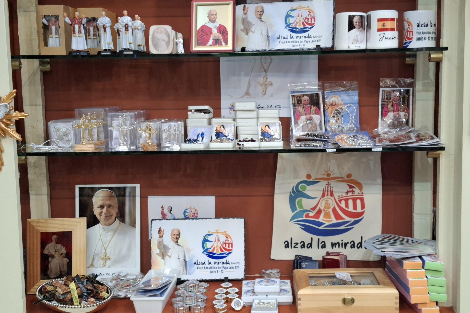 Recuerdos del papa León XIV a la venta en una tienda de productos religiosos en Madrid con motivo de la visita del pontífice a España. EFE/Isabel Rodríguez