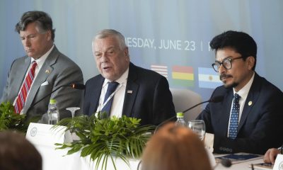 Desde la izquierda, el subsecretario de Estado de los Estados Unidos, Christopher Landau (i); el subsecretario de Estado para Asuntos del Hemisferio Occidental en el Departamento de Estado de los Estados Unidos, Michael Kozak (c), y el ministro de Relaciones Exteriores boliviano, Fernando Hugo Aramayo Carrasco, asisten a una reunión paralela con integrantes de la Organización de Estados Americanos (OEA) para atender la crisis de Bolivia, este martes en Ciudad de Panamá (Bolivia). EFE/ Aris Mariota