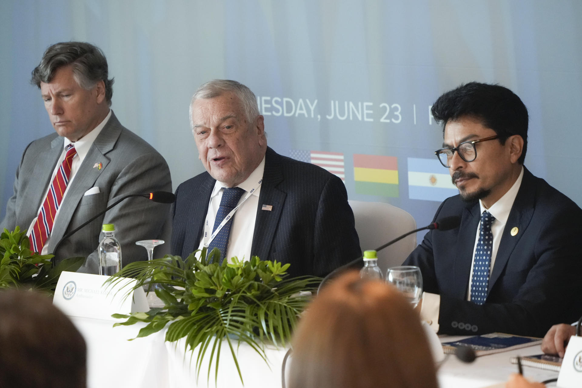 Desde la izquierda, el subsecretario de Estado de los Estados Unidos, Christopher Landau (i); el subsecretario de Estado para Asuntos del Hemisferio Occidental en el Departamento de Estado de los Estados Unidos, Michael Kozak (c), y el ministro de Relaciones Exteriores boliviano, Fernando Hugo Aramayo Carrasco, asisten a una reunión paralela con integrantes de la Organización de Estados Americanos (OEA) para atender la crisis de Bolivia, este martes en Ciudad de Panamá (Bolivia). EFE/ Aris Mariota