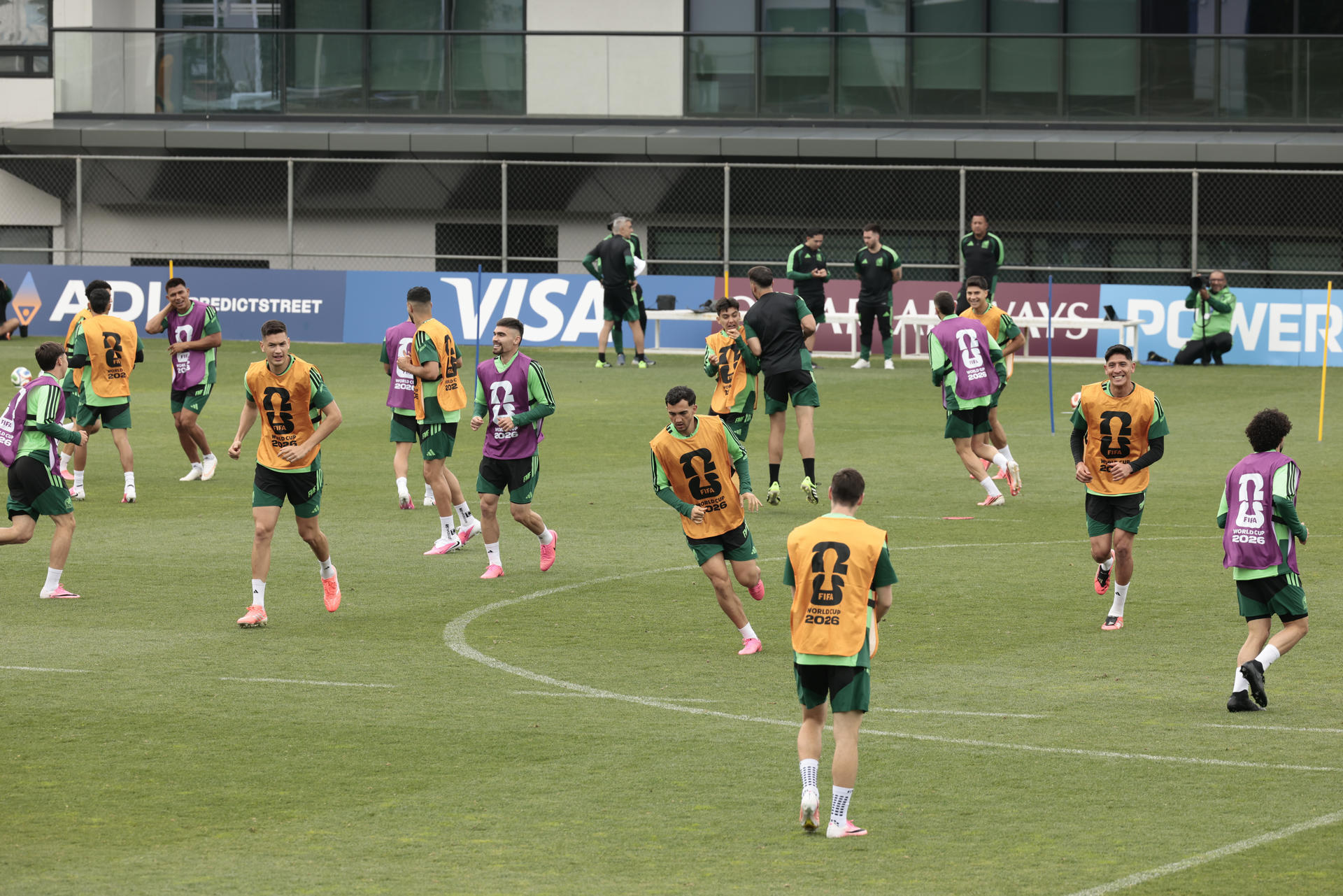 Jugadores de México entrenan este miércoles, en el Centro de Alto Rendimiento de la Federación Mexicana de Fútbol en Ciudad de México (México). EFE/ José Méndez