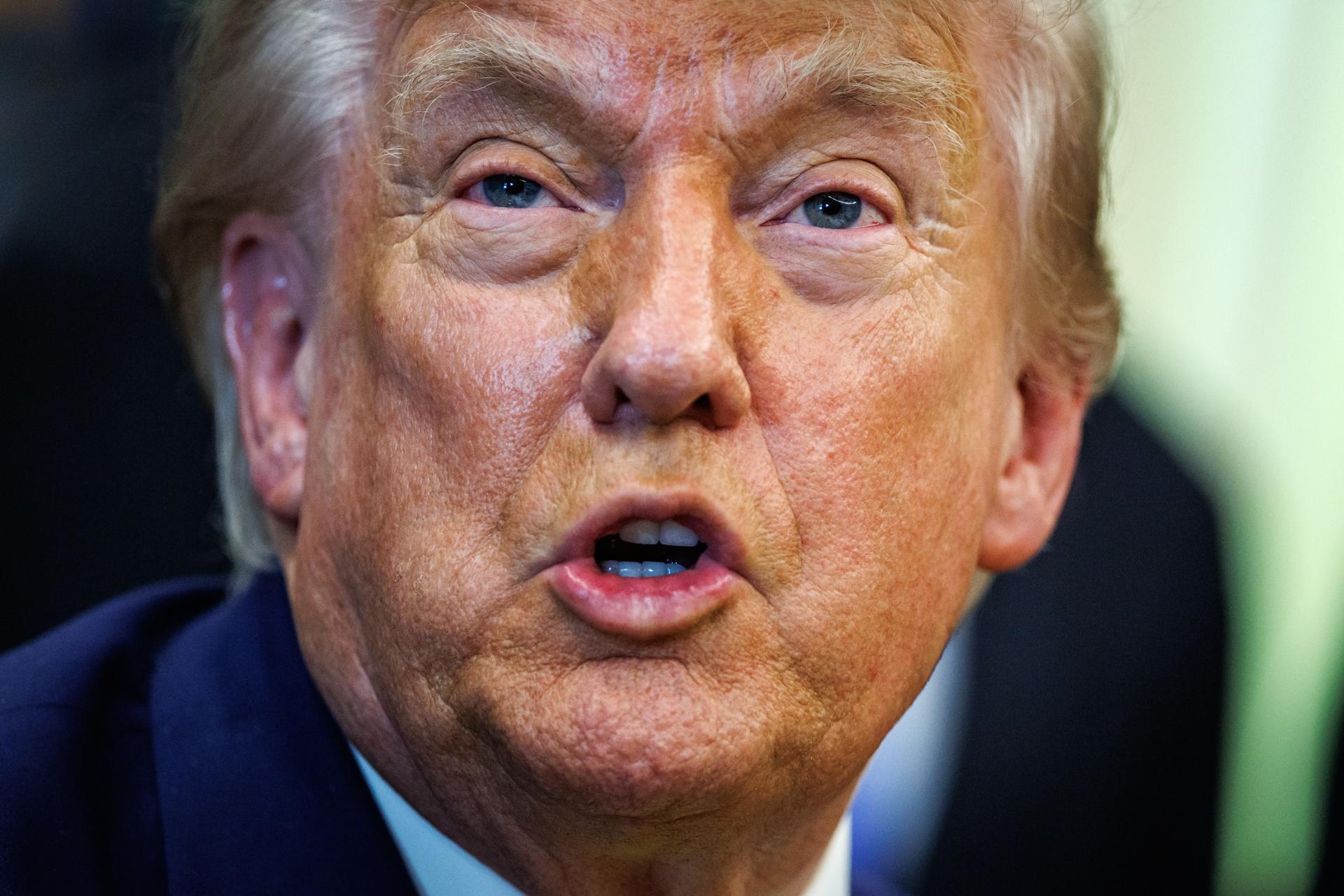 Washington (United States), 04/06/2026.- US President Donald Trump answers questions from the news media after an announcement on 'Beautiful, Clean Coal' in the Oval Office of the White House in Washington, DC, USA, 04 June 2026. Trump announced a plan to invest 700 million US dollars in coal plants and energy infrastructure under the Defense Production Act. EFE/EPA/SAMUEL CORUM / POOL