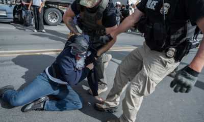 Fotografía de archivo, tomada el pasado 26 de mayo, en la que se captó la detención de un manifestantes por parte de agentes del Servicio de Inmigración y Aduanas (ICE) de Estados Unidos, frente al reclusorio Delaney Hall, en Newark (NJ, EE.UU.). EFE/Olga Fedorova