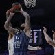 Fotografía de archivo del 26 de marzo, en la que puede verse al pívot francés del Anadolu Efes Vincent Poirier (i), durante un partido. EFE/Juanjo Martín