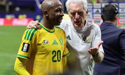 El seleccionador nacional de Sudáfrica, Hugo Broos (der.), habla con el jugador Khuliso Mudau. EFE
