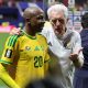 El seleccionador nacional de Sudáfrica, Hugo Broos (der.), habla con el jugador Khuliso Mudau. EFE