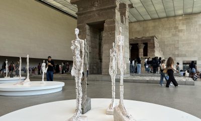 Fotografía que muestra esculturas del suizo Alberto Giacometti este viernes, en el Templo de Dendur egipcio del Museo Metropolitano de Arte (Met), en Nueva York (Estados Unidos). EFE/Nora Quintanilla