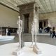 Fotografía que muestra esculturas del suizo Alberto Giacometti este viernes, en el Templo de Dendur egipcio del Museo Metropolitano de Arte (Met), en Nueva York (Estados Unidos). EFE/Nora Quintanilla