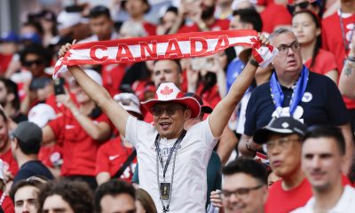 Aficionados de Canadá animan el 12 de junio, en un partido del grupo B del Mundial de la FIFA 2026 entre Canadá y Bosnia y Herzegovina en el estadio BMO Field en Toronto (Canadá). EFE/ Bienvenido Velasco