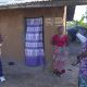 Mbuta Gayos (I), voluntario sanitario local, educa a los lugareños durante una campaña de prevención contra el Ébola en Rwanpara, Ituri, República Democrática del Congo, 07 de junio de 2026. EFE/EPA/DIEUDONNE DIROLE