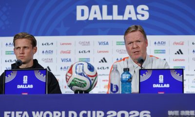 El seleccionador de los Países Bajos, Ronald Koeman (d), junto al jugador Frenkie de Jong, participan en una rueda de prensa en Dallas (EE.UU.). EFE/Sebastián Mariscal