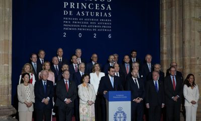 El presidente del Principado de Asturias, Adrián Barbón, anuncia que la astronauta estadounidense Christina Koch, una de las tripulantes de la misión Artemis II de la NASA que en abril hizo historia al orbitar la Luna, poniendo fin a más de medio siglo sin presencia humana en el satélite natural, ha sido galardonada este miércoles con el Premio Princesa de Asturias de la Concordia 2026. EFE/ Paco Paredes
