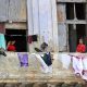 Un par de mujeres y un niño fueron captados este 12 de junio en las ventanas de un inquilinato en el centro de La Habana, luego de que el presidente de Cuba, Miguel Díaz-Canel, anunciara un paquete de reformas en el turismo, el comercio exterior, la inversión extranjera y el papel del sector privado en su país. EFE/Ernesto Mastrascusa