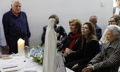 Miguel Uribe Londoño (i), y María Carolina Hoyos Turbay (2-d) participan este domingo, en la conmemoración del primer aniversario del atentado contra Miguel Uribe Turbay en Bogotá (Colombia). EFE/ Mauricio Dueñas Castañeda