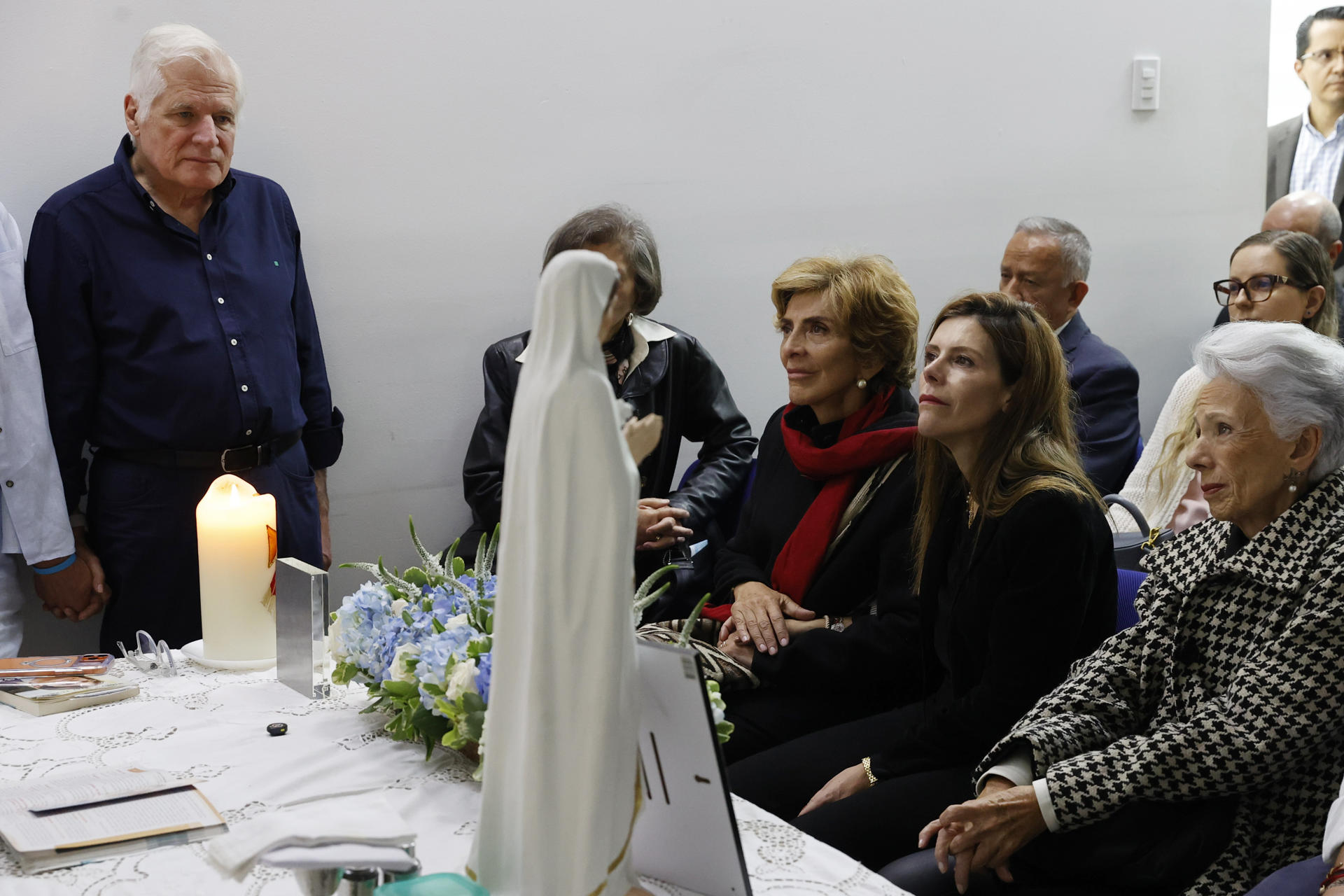 Miguel Uribe Londoño (i), y María Carolina Hoyos Turbay (2-d) participan este domingo, en la conmemoración del primer aniversario del atentado contra Miguel Uribe Turbay en Bogotá (Colombia). EFE/ Mauricio Dueñas Castañeda