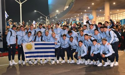 Jugadores de Uruguay posan durante la despedida a la selección en el Aeropuerto de Carrasco en Montevideo (Uruguay). EFE/ Federico Gutiérrez