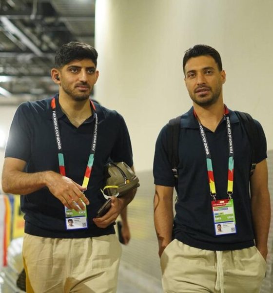 Imagen del 16 de junio en la que puede verse al jugador iraní Mehdi Torabi (i). EFE/ ISNA  *Sólo uso editorial*