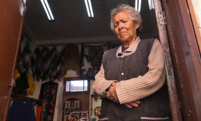 Alcira Cándia habla durante una entrevista con la agencia EFE este sábado, desde su puesto de venta en la calle de las Brujas, en La Paz (Bolivia). EFE/ Gabriel Márquez