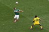 Raúl Jiménez (i) de México dispusta el balón con Mbekezeli Mbokazi de Sudáfrica este jueves, durante un partido del grupo A del Mundial de la FIFA 2026 entre México y Sudáfrica en el estadio Ciudad de México (México). EFE/ Mario Guzmán
