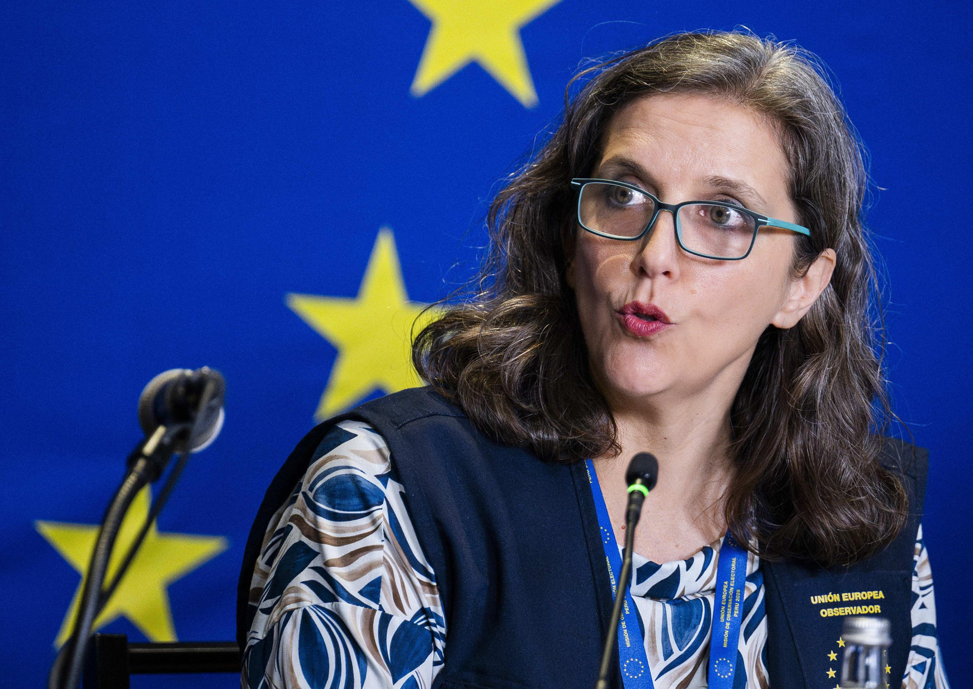 Fotografía cedida por la Misión de Observación Electoral de la Unión Europea (UE) de la jefa de la misión electoral, Annalisa Corrado, hablando en una rueda de prensa este martes, en Lima (Perú). EFE/ Observación Electoral UE