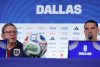 El seleccionador de Austria, Ralf Rangnick (i), habla junto al jugador Marcel Sabitzer en una rueda de prensa en el estadio AT&T en Dallas (EE.UU.). EFE/ Mariscal