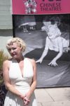 AME7549. LOS ÁNGELES (ESTADOS UNIDOS), 01/06/2026.- Una mujer caracterizada como Marilyn Monroe participa en la conmemoración del centenario de la actriz este lunes, en el TCL Chinese Theatre en Los Ángeles (Estados Unidos). Marilyn Monroe fue mucho más que el icono de glamour que la convirtió en mito global. Detrás de esa imagen, a menudo reducida al estereotipo de símbolo sexual, hubo una actriz rigurosa, formada en el método, y una figura clave en la lucha por el control creativo en Hollywood. EFE/ Omar Alonso
