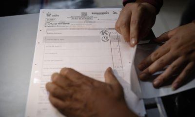 Fotografía que muestra un acta electoral durante el conteo de votos este domingo, en Lima (Perú). EFE/ Renato Pajuelo