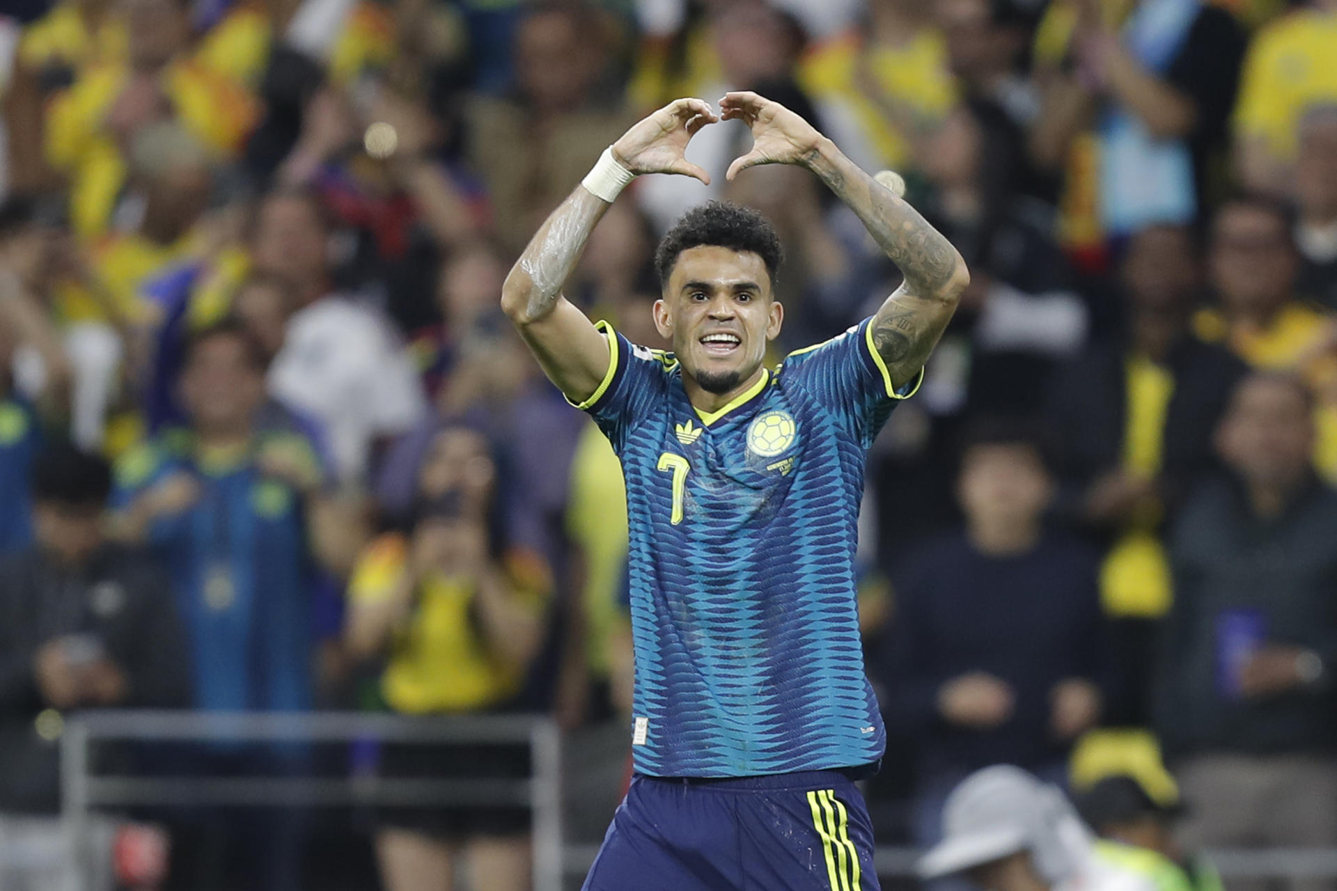 Luis Díaz de Colombia celebra un gol este miércoles, en un partido del grupo K del Mundial de la FIFA 2026 entre Uzbekistán y Colombia, en el estadio Azteca en Ciudad de México (México). EFE/ Isaac Esquivel