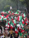 Miles de personas realizaron una ola humana (movimiento masivo de aficionados), este sábado en una de las principales avenidas de la Ciudad de México (México). EFE/Madla Hartz

