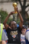Un aficionado de los Knicks de Nueva York sostiene un trofeo este jueves, previo al desfile del equipo tras ser campeones de la NBA en Nueva York (Estados Unidos). EFE/ Ángel Colmenares