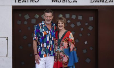 El actor Antonio Banderas y la actriz estadounidense, Patti LuPone, en las puertas del Teatro del Soho Caixabank este martes donde mañana recibirá el premio Lux Ductor. EFE/Carlos Díaz