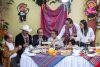 El candidato a la presidencia del Perú por el partido Juntos por el Perú, Roberto Sánchez (2-d), asiste al tradicional desayuno electoral junto a su familia este domingo, durante la segunda vuelta de las elecciones presidenciales, en la provincia de Huaral (Perú). EFE/ Renato Pajuelo
