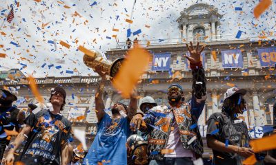 Los jugadores de los New York Knicks celebran el anillo de la NBA, en un desfile por las calles de Nueva York, este jueves 17. EFE/EPA/OLGA FEDOROVA