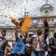 Los jugadores de los New York Knicks celebran el anillo de la NBA, en un desfile por las calles de Nueva York, este jueves 17. EFE/EPA/OLGA FEDOROVA