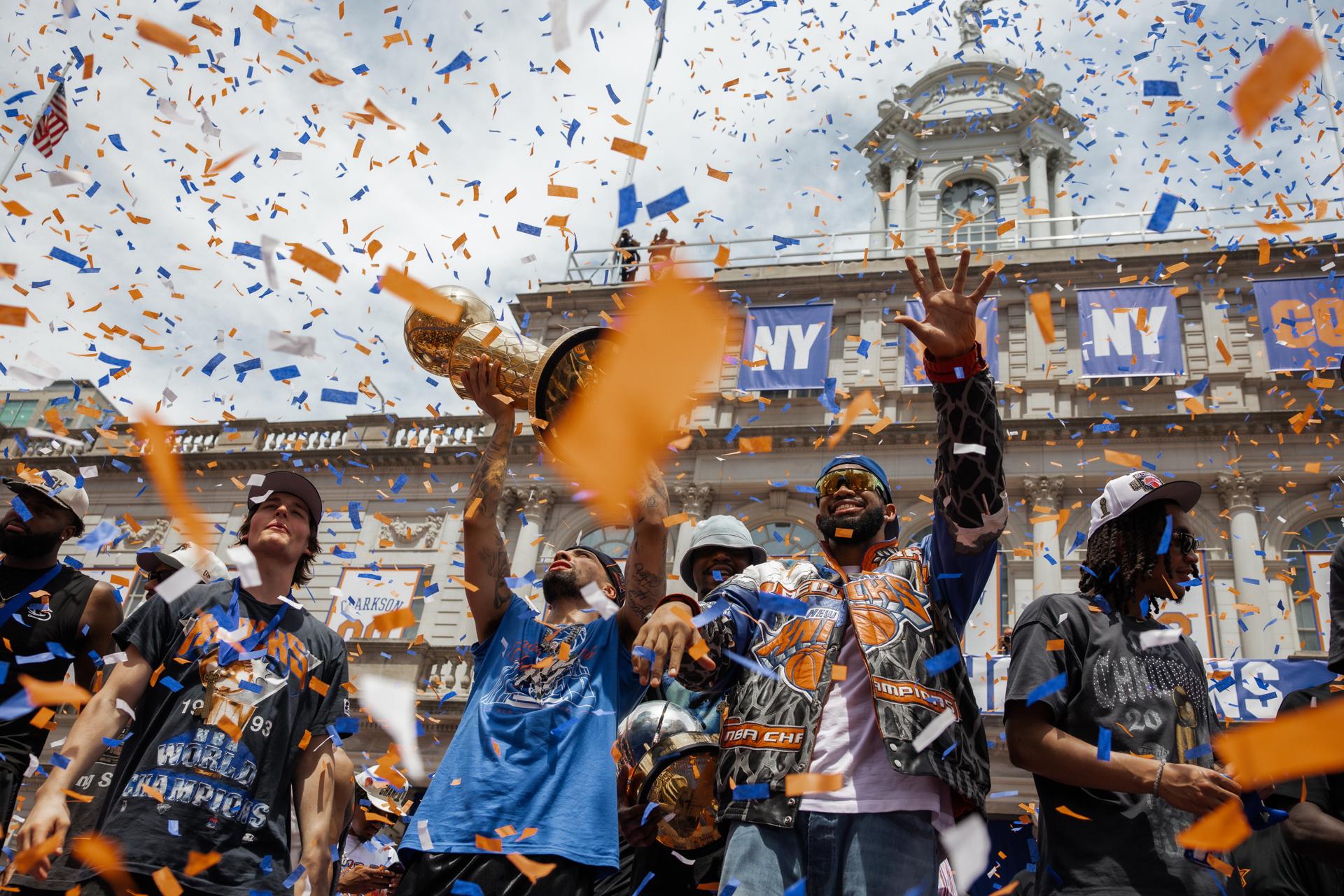 Los jugadores de los New York Knicks celebran el anillo de la NBA, en un desfile por las calles de Nueva York, este jueves 17. EFE/EPA/OLGA FEDOROVA