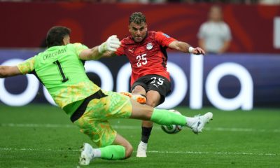 Zizo (d), de Egipto, en acción contra el portero Max Crocombe, de Nueva Zelanda, durante el partido de la fase de grupos de la Copa Mundial de la FIFA 2026 entre Nueva Zelanda y Egipto en Vancouver (Canadá). EFE/BOB FRID