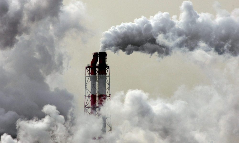 Fotografía de archivo de la chimenea de una fábrica lanzando humo. EFE/Franck Robichon