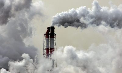 Fotografía de archivo de la chimenea de una fábrica lanzando humo. EFE/Franck Robichon
