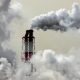 Fotografía de archivo de la chimenea de una fábrica lanzando humo. EFE/Franck Robichon