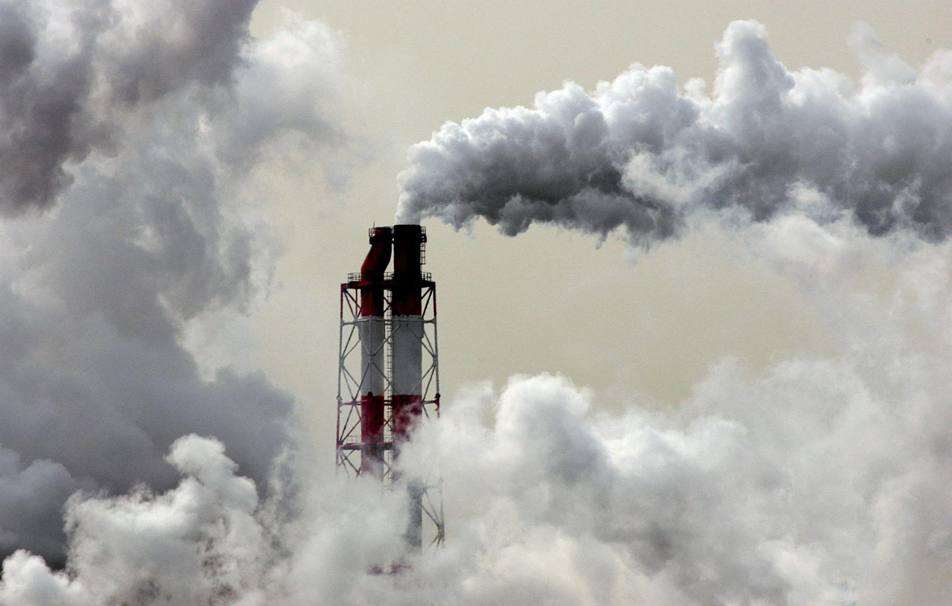 Fotografía de archivo de la chimenea de una fábrica lanzando humo. EFE/Franck Robichon
