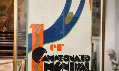 Fotografía de Raúl Martínez, en la que puede verse en una imagen de archivo del 18 de noviembre de 2019 un afiche original del Mundial de Uruguay 1930. EFE