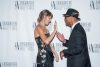 Los músicos estadounidenses Taylor Swift (izquierda) y Jimmy Jam (izquierda) se chocan las manos al llegar a la ceremonia de ingreso al Salón de la Fama de los Compositores 2026 en Nueva York, EE. UU., el 11 de junio de 2026. EFE/EPA/OLGA FEDOROVA
