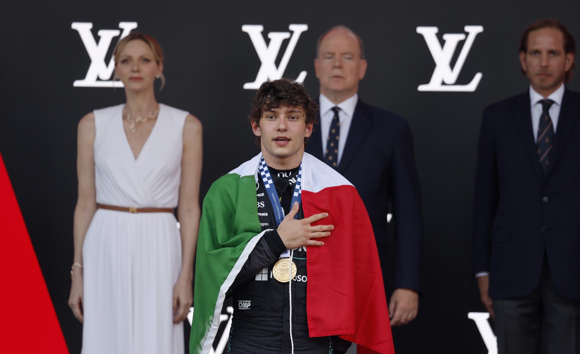 El piloto italiano de Mercedes Andrea Kimi Antonelli en el podio tres el Gran Premio de Fórmula Uno celebrado por las calles de Mónaco. EFE/EPA/SEBASTIEN NOGIER