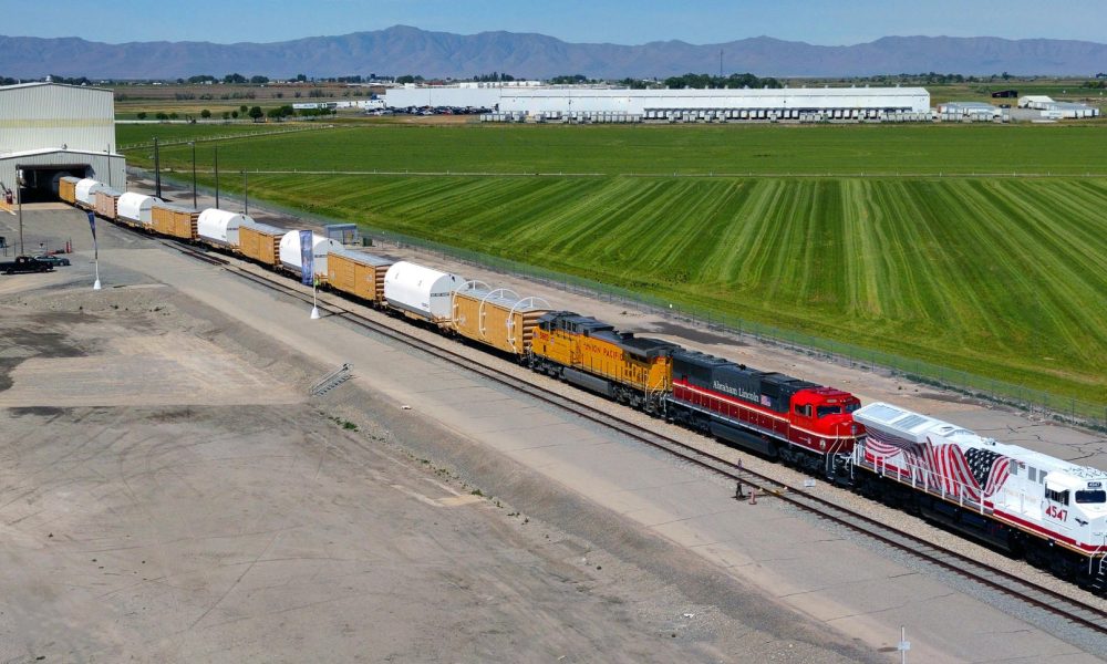 Fotografía cedida que muestra la locomotora n.º 4547, una unidad conmemorativa que rinde homenaje a Donald J. Trump, iniciando su primera misión transportando componentes de cohetes para el programa de exploración lunar Artemis III de la NASA el 2 de junio cerca de la localidad de Corrine en Utah (EE.UU.). EFE/Union Pacific