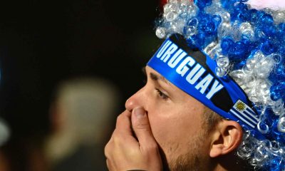 Un aficionado de Uruguay muestra su sufrimiento durante el partido ante Arabia Saudí del Mundial 2026, en Montevideo. EFE/Federico Gutiérrez