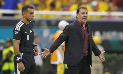 El seleccionador de Colombia Nestor Lorenzo dirige durante el partido del grupo K del Mundial de la FIFA 2026 entre Colombia y RD Congo en el estadio Akron en Guadalajara (México). EFE/ Alex Cruz