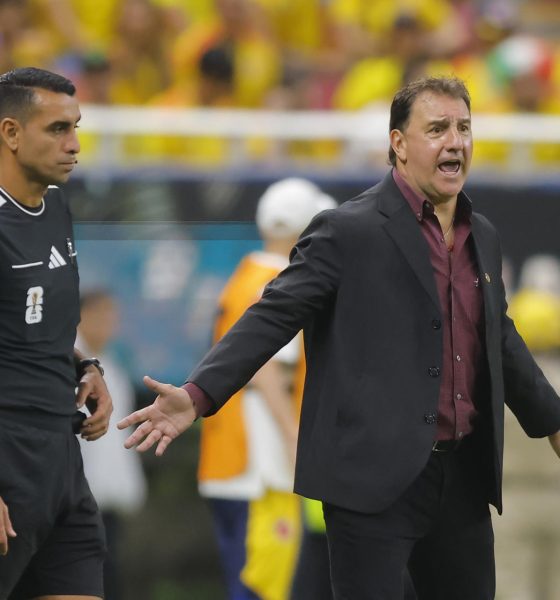 El seleccionador de Colombia Nestor Lorenzo dirige durante el partido del grupo K del Mundial de la FIFA 2026 entre Colombia y RD Congo en el estadio Akron en Guadalajara (México). EFE/ Alex Cruz