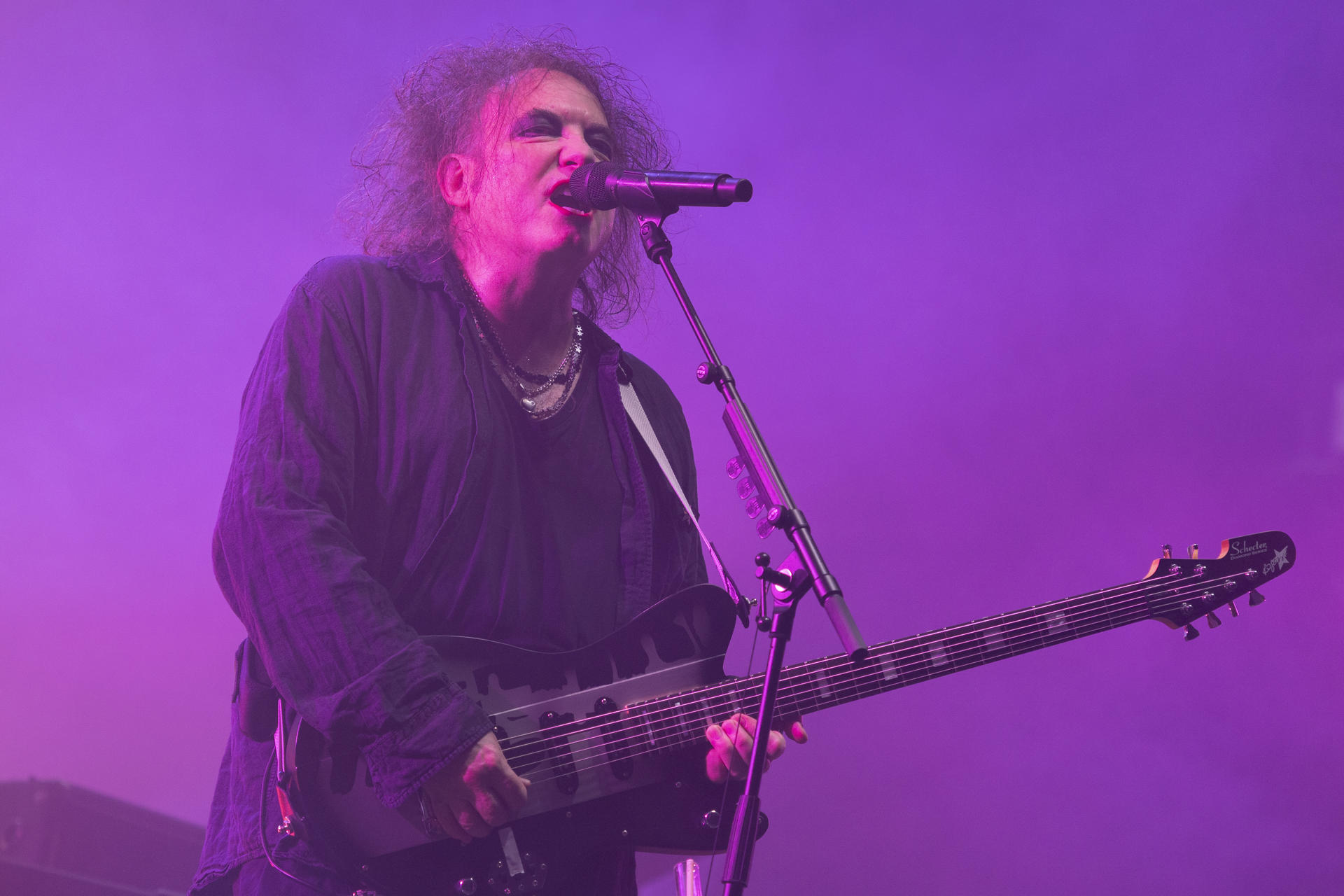 El cantante Robert Smith, de la legendaria banda británica The Cure, durante el concierto que ofrecen en la segunda jornada del festival Primavera Sound, este viernes en Barcelona. EFE/Marta Pérez