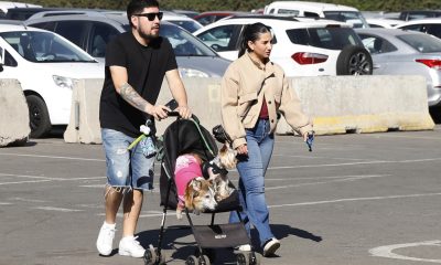 Fotografía tomada el pasado 30 de mayo en la que se captó a una pareja al caminar con un par de perros, llevados en un choche de bebés, durante la feria 'Expo Mascotas & Animales', en Santiago de Chile. EFE/Elvis González