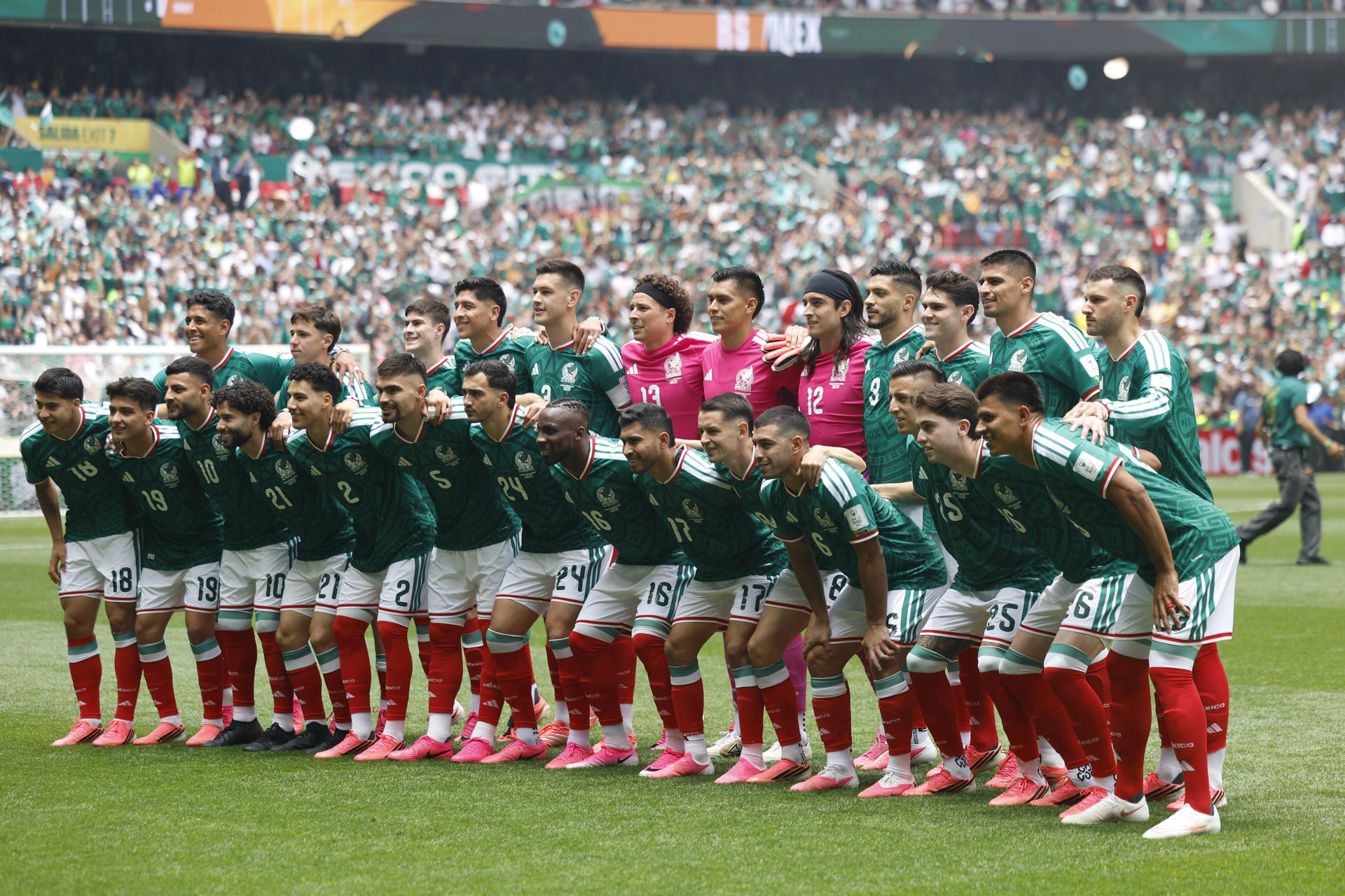 Jugadores de México forman este jueves, durante un partido del grupo A del Mundial de la FIFA 2026 entre México y Sudáfrica en el estadio Azteca de Ciudad de México (México). EFE/ Sashenka Gutiérrez