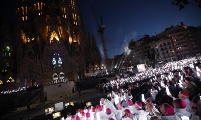 El papa León XIV asiste a un gran espectáculo de luz en homenaje a Antonio Gaudí, tras bendecir la Torre de Jesús al finalizar la misa celebrada en la Sagrada Familia, este miércoles en Barcelona dentro de la visita oficial del Papa a España. EFE/Alberto Estévez